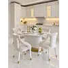 Widok z boku na stół biały złoty z marmurowym blatem, który doskonale komponuje się z eleganckim wystrojem wnętrza od Primavera Home.