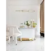 Wnętrze z elementami glamour z udziałem stołu białego złotego z marmurowym blatem, od Primavera Home.