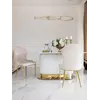 Stół biały złoty w kontrastowym wnętrzu, podkreślający swoją elegancję od Primavera Home.