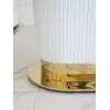 Widok na stół biały złoty z marmurowym blatem w eleganckim salonie, idealny do stylowych aranżacji od Primavera Home.