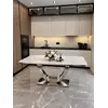Stół glamour ekskluzywny do jadalni w perspektywie z boku, prezentujący elegancję, w ekspozycji w salonie od Primavera Home.