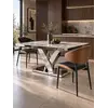 Stół LV COLLECTION Srebrny w zbliżeniu, podkreślający jego elegancję. Ekspozycja w salonie od Primavera Home.