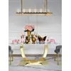 Widok eleganckiego stołu glamour w nowoczesnej aranżacji, przyciągającego wzrok. Aranżacja salonu od Primavera Home.