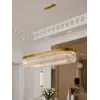 Widok z boku lampy na tle nowoczesnego wnętrza. Żyrandol Diamond Złoty 100 cm – Owalna Lampa Kryształowa od Primavera Home.