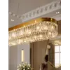 Widok w nocnej ambiance Żyrandola Diamond Złoty 100 cm – Owalna Lampa Kryształowa. Meble na zamówienie od Primavera Home.