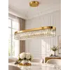 Stylowa aranżacja lampy w nowoczesnym salonie. Żyrandol Diamond Złoty 100 cm – Owalna Lampa Kryształowa od Primavera Home.