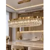 Perspektywiczne ujęcie lampy w aranżacji. Żyrandol Diamond Złoty 100 cm – Owalna Lampa Kryształowa od Primavera Home.