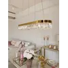 Aranżacja nowoczesnego wnętrza z Żyrandolem Diamond Złoty 100 cm – Owalna Lampa Kryształowa. Ekspozycja w salonie od Primavera Home.