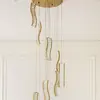 Widok od dołu na Żyrandol Kryształowy Złoty Crystal Long, podkreślający jego nowoczesny design. Meble na zamówienie od Primavera Home.