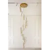 Aranżacja Żyrandola Kryształowego Złotego Crystal Long w stylowym holu. Ekspozycja w salonie od Primavera Home.