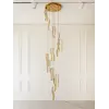 Perspektywiczne ujęcie Żyrandola Kryształowego Złotego Crystal Long, dodającego elegancji. Meble na zamówienie od Primavera Home.