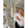 Żyrandol Kryształowy Złoty Crystal Long ukazany z boku, idealny do nowoczesnego wnętrza. Oferta Primavera Home.