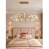 Ekskluzywna ekspozycja Żyrandola Kryształowego Złotego Ring Nowoczesnego CRYSTAL w nowoczesnym salonie. Oferuje Primavera Home.