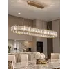 Żyrandol nowoczesny złoty Crystal w nocnej atmosferze, tworzący przytulny klimat od Primavera Home.