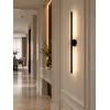 Zbliżenie na kinkiet, ukazujące jego minimalistyczny design i formę. Oświetlenie dostarczone przez Primavera Home.