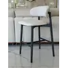 Hoker drewniany nowoczesny tapicerowany do wyspy krzesło barowe skandynawski OLIVIA w jasnym, minimalistycznym wnętrzu. Aranżacja nowoczesnego wnętrza od Primavera Home.