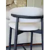 Hoker drewniany nowoczesny tapicerowany do wyspy krzesło barowe skandynawski OLIVIA w jasnym wnętrzu. Ekspozycja w salonie od Primavera Home.