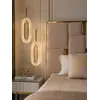 Ekspozycja żyrandola VALO DOUBLE Złoty w showroomie, ilustrująca jego elegancję. Oświetlenie na zamówienie od Primavera Home.
