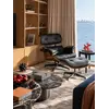 Fotel Lounge z Podnóżkiem w ekspozycji w stylowym salonie. Detal wykończenia od Primavera Home.