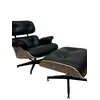 Fotel Lounge z Podnóżkiem w jasnym wnętrzu. Ekspozycja w salonie od Primavera Home.