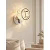 Kinkiet Kryształowy Ring Srebrny Eclipse w jasnym wnętrzu, wprowadzający elegancję do przestrzeni. Oświetlenie od Primavera Home.