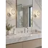 Kinkiet w ujęciu z boku, ukazujący jego elegancki kształt i materiał. Oświetlenie od Primavera Home.