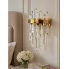 Zbliżenie na detale wykończenia kinkietu kryształowego złotego, lampa ścienna glamour BULGARI, idealna do sypialni i łazienki. Oświetlenie na zamówienie od Primavera Home.