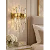 Kinkiet kryształowy złoty do sypialni, łazienki, lampa ścienna glamour BULGARI z boku, elegancko podkreślający aranżację nowoczesnego wnętrza. Oświetlenie na zamówienie od Primavera Home.