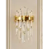 Zbliżenie na kryształowe elementy kinkietu, lampa ścienna glamour BULGARI, doskonałe do nowoczesnych wnętrz. Oświetlenie na zamówienie od Primavera Home.