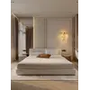 Kinkiet Kryształowy Złoty Glamour DIAMOND w akcji, ilustrujący jego efektywną dystrybucję światła. Ekspozycja w salonie od Primavera Home.