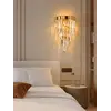 Zbliżenie na kryształy Kinkiet Kryształowy Złoty Glamour DIAMOND, które odbijają światło w niesamowity sposób. Ekspozycja w salonie od Primavera Home.