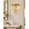 Kinkiet Kryształowy Złoty Glamour DIAMOND uchwycony pod kątem, akcentujący swój unikalny design. Meble na zamówienie od Primavera Home.