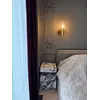 Kinkiet kryształowy, złoty nowoczesny do sypialni, łazienki, lampa ścienna 27 cm RONALD S, ekspozycja w showroomie, prezentująca wyjątkowy design od Primavera Home.