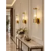 Kinkiet kryształowy, złoty nowoczesny do sypialni, łazienki, lampa ścienna 27 cm RONALD S w zbliżeniu, podkreślający elegancję i styl. Produkt od Primavera Home.