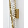 Kinkiet Kryształowy Złoty Podłużny Crystal w jasnym wnętrzu. Ekspozycja w salonie od Primavera Home.