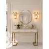 Kinkiet złoty, kryształowy lampa ścienna do sypialni, łazienki glamour DIAMOND 3 Primavera Home w ekspozycji w salonie. Elegancki akcent do nowoczesnych przestrzeni.