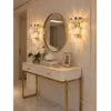 Kinkiet złoty, kryształowy lampa ścienna do sypialni, łazienki glamour DIAMOND 3 Primavera Home ukazany z perspektywy. Nowoczesne rozwiązanie do aranżacji dowolnego wnętrza.