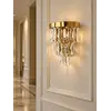 Kinkiet złoty, kryształowy lampa ścienna do sypialni, łazienki glamour DIAMOND 3 Primavera Home w jasnym wnętrzu. Świetne źródło światła do odpowiedniej atmosfery.