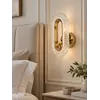 Prezentacja kinkietu w showroomie, pokazująca elegancję i nowoczesny design oferowany przez Primavera Home.