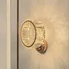 Aranżacja kinkietu Kryształowy Ring Złoty Eclipse w jasnym wnętrzu. Design od Primavera Home.