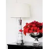 Zbliżenie na stożkową podstawę lampy, wykonanej z kamienia naturalnego. Oświetlenie na zamówienie od Primavera Home.