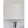 Lampa w aranżacji z dywanem, tworząc harmonijną przestrzeń w domu. Oświetlenie na zamówienie od Primavera Home.