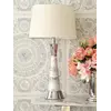 Luksusowa lampa stołowa, nowojorska, glamour, biały abażur, nowoczesna, srebrna GIULIA w ujęciu z przodu. Oświetlenie na zamówienie od Primavera Home.