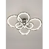 Plafon LED Cerchio w kolorze srebrnym sfotografowany z dołu na tle jasnego sufitu, wyeksponowany geometryczny kształt pierścieni.
