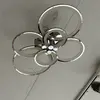 Lampa sufitowa LED Cerchio w srebrze, pokazana z boku na tle surowego, technicznego sufitu z widoczną instalacją.