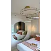 Żyrandol Crystal XXL odbijający się w dużym, okrągłym lustrze w eleganckiej sypialni.