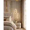 Widok z boku na żyrandol VALO DOUBLE Złoty, prezentujący jego elegancki design. Oświetlenie na zamówienie od Primavera Home.
