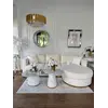 Dwa białe stoliki Kendall ustawione na jasnym dywanie, przed kremową sofą i dużą pufą w eleganckim salonie.