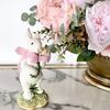 Królik wielkanocny z bukietem tulipanów, z różową kokardką, dekoracja na stół, biały, kolorowy, glamour