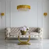 Designerska sofa ze złotymi nogami i miękkim, welurowym siedziskiem